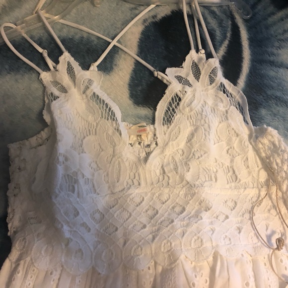 White wedding dress - Picture 2 of 3